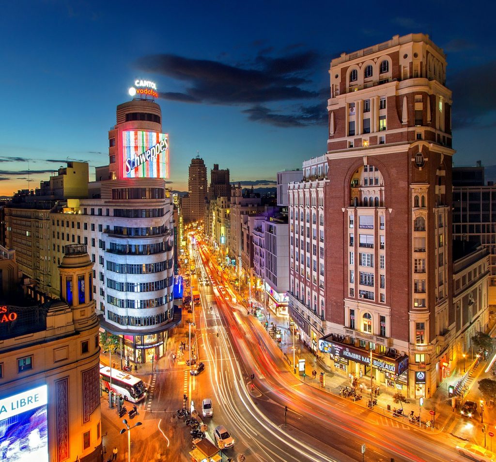 El alquiler de una casa en Madrid capital te dará la oportunidad de poder conocer de cerca todos los mágicos rincones que existen en sus diferentes barrios