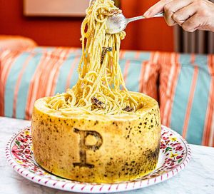 Bel Mondo y su pasta servida en rueda de queso precorino